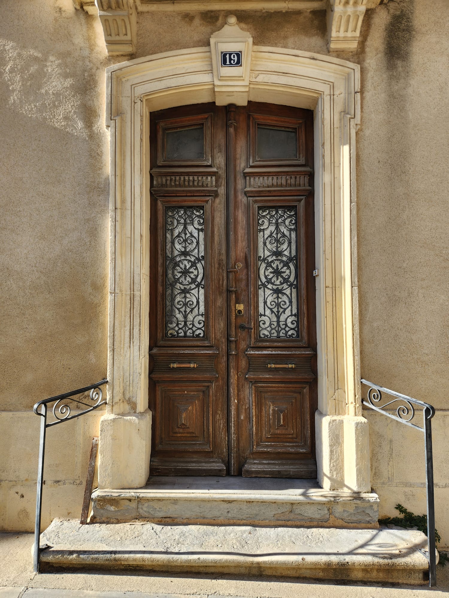La porte d'entrée du 19 rue Pasteur, La Maison Lino
